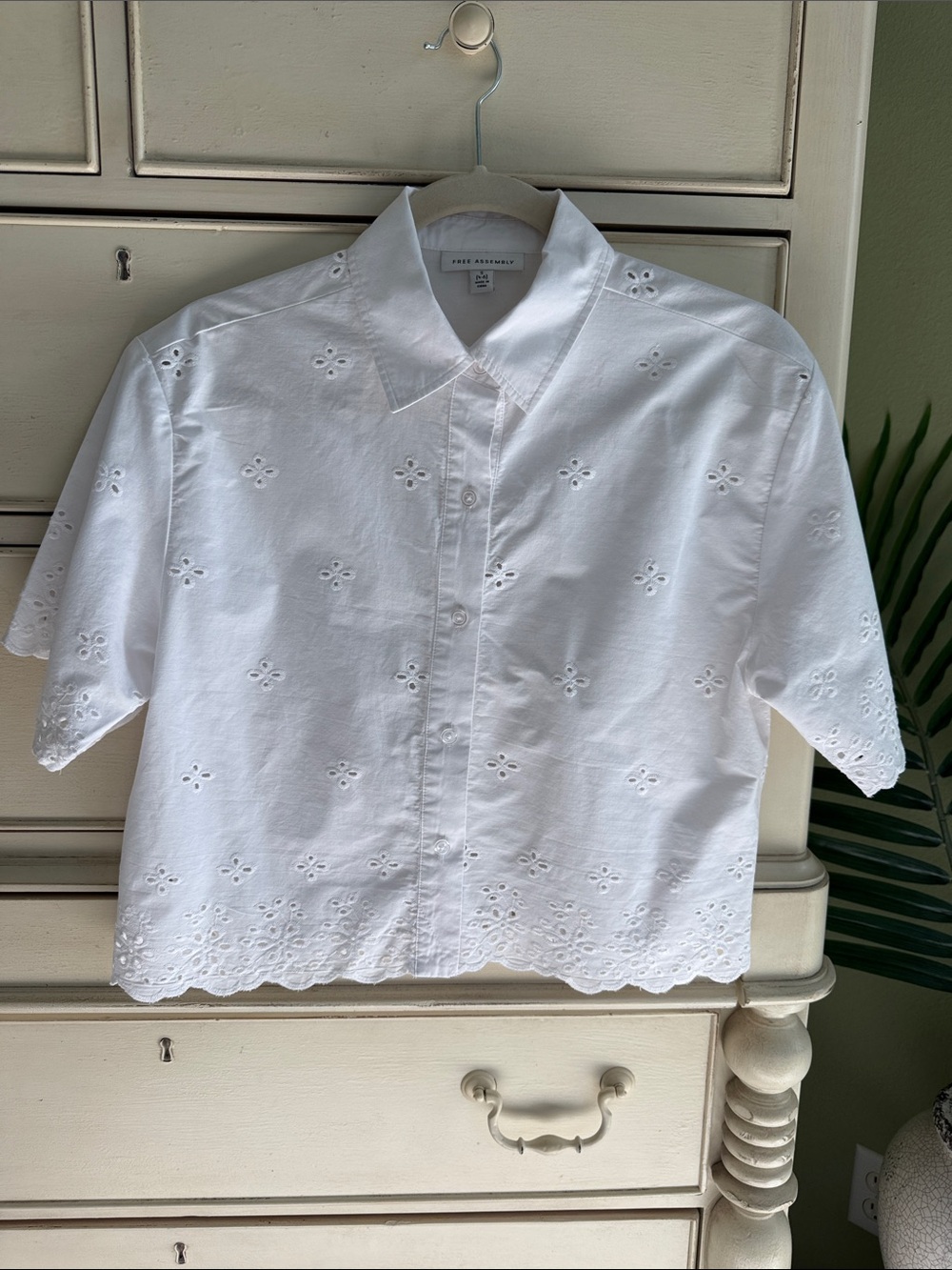 Free Assembly White Eyelet cropped Short-Sleeve Button-Down shirt size S
